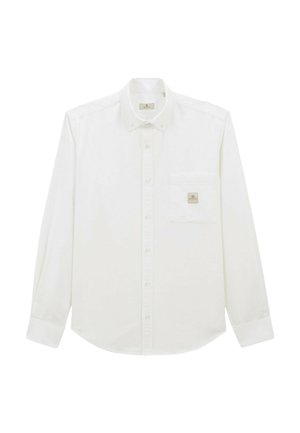 Chemise blanche à manches longues avec un poche sur la poitrine gauche et une étiquette de marque. Présente un col classique et une fermeture à boutons sur le devant.