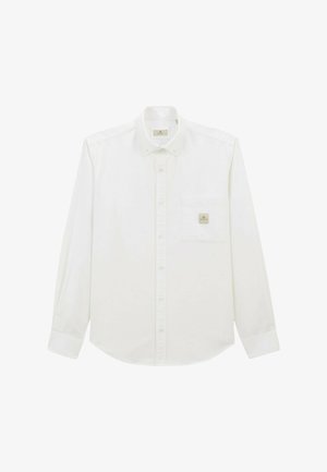 Chemise blanche à manches longues avec un poche sur la poitrine gauche et une étiquette de marque. Présente un col classique et une fermeture à boutons sur le devant.