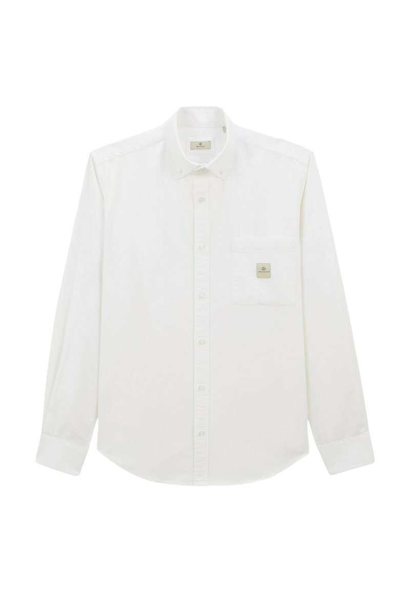 Chemise blanche à manches longues avec un poche sur la poitrine gauche et une étiquette de marque. Présente un col classique et une fermeture à boutons sur le devant.
