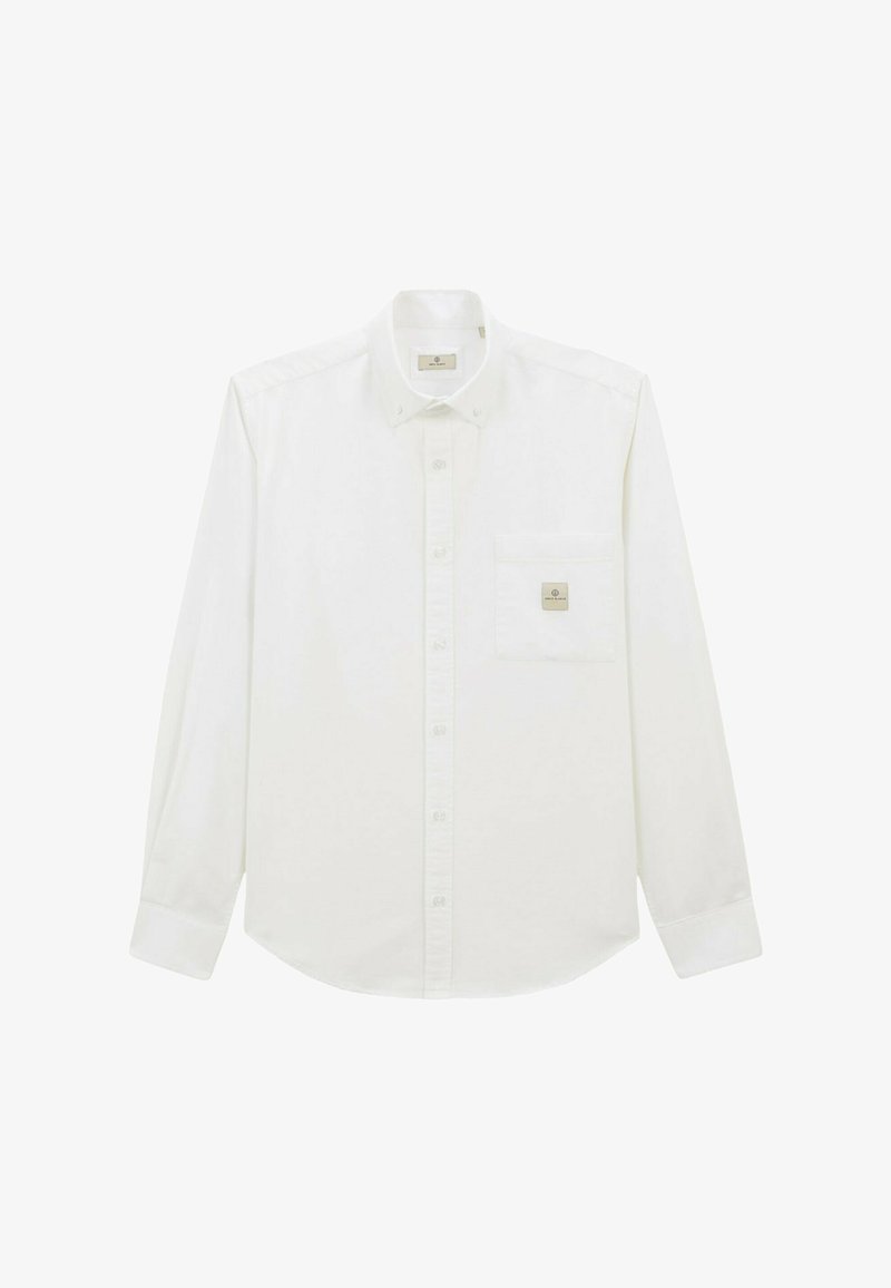 Chemise blanche à manches longues avec un poche sur la poitrine gauche et une étiquette de marque. Présente un col classique et une fermeture à boutons sur le devant.
