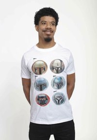 Star Wars STAR WARS: THE MANDALORIAN HELMETS UNISEX - T-shirt z nadrukiem