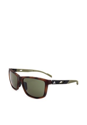 Occhiali da sole rettangolari con montatura tartarugata, lenti verde scuro e aste verde oliva con sezioni nere e logo Adidas sul lato.