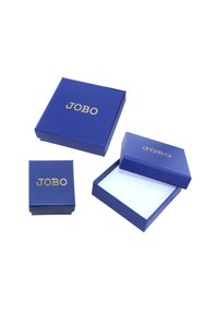 Blaue Geschenkboxen mit goldener "JOBO"-Schrift. Eine große offene Box und eine kleinere geschlossene Box sind zu sehen, beide mit glatten Oberflächen und kontrastierenden weißen Innenräumen.