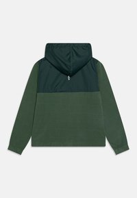 Ciemnozielona polarowa kurtka z ciemniejszą zieloną nylonową sekcją na górnej części pleców i kapturze, przedstawiona od tyłu na białym tle.