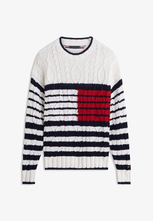Maglione bianco a trecce con righe blu navy e motivo a blocchi rosso sul petto. Scollo e polsini a costine con dettaglio con logo.