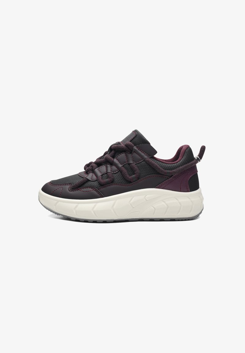 Zwarte en bordeaux sneaker met een gestructureerde bovenkant, dikke witte zool, ronde vorm en opvallende veters en accenten.