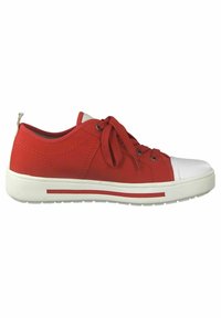 Zapatillas de lona rojas con una puntera de goma blanca y suela blanca. Presentan cordones redondos, lados ventilados y una franja blanca en contraste cerca de la suela.