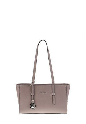 Borsa a mano rettangolare in pelle color taupe con lunghe maniglie doppie, superficie texturizzata e un ciondolo rotondo in argento e nero che pende da una delle maniglie.