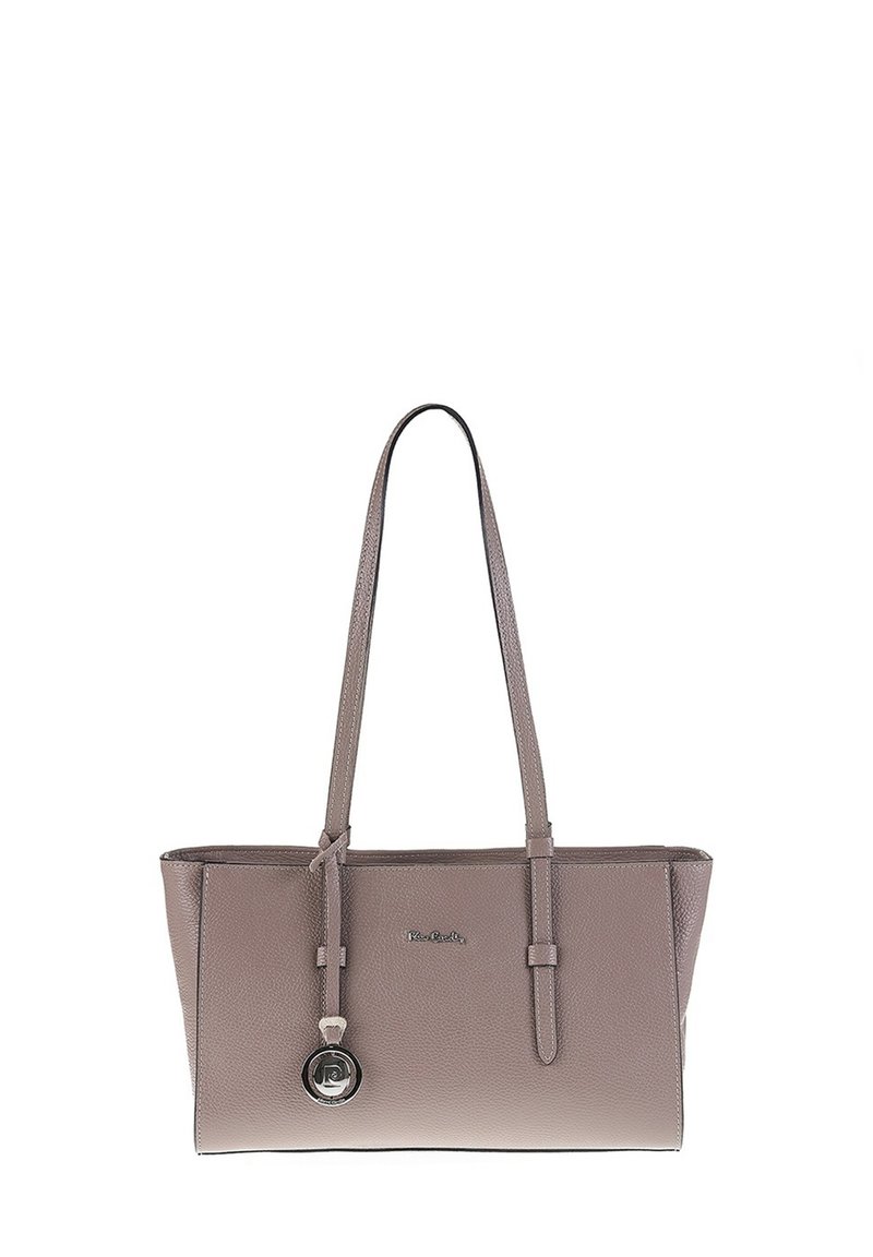 Sac à main rectangulaire en cuir taupe avec de longues anses doubles, surface texturée et un porte-clés rond en argent et noir suspendu à une des anses.