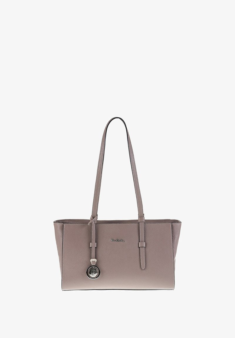 Borsa a mano rettangolare in pelle color taupe con lunghe maniglie doppie, superficie texturizzata e un ciondolo rotondo in argento e nero che pende da una delle maniglie.