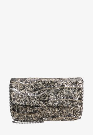 Pochette rectangulaire en argent et noir ornée de sequins avec une bandoulière chaîne, présentant un motif ondulé subtil sur la surface.