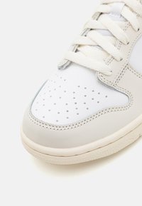 Nike Sportswear DUNK LOW UNISEX - Baskets basses - white/light silver/phantom