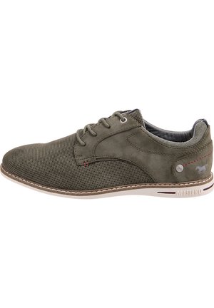 Męskie buty w oliwkowym zielonym kolorze, wykonane z perforowanej zamszowej i gładkiej tkaniny, z okrągłymi sznurowadłami oraz kontrastującą białą podeszwą z detalem logo.
