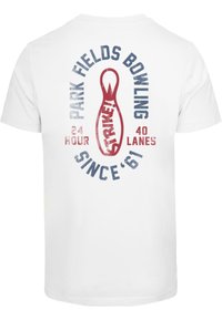 Valkoinen puuvillainen t-paita, jossa on painettu kuvio, jossa on keilapino ja teksti, pääasiassa punaisena ja sinisenä, joka kertoo "Park Fields Bowling" ja perustamisvuoden.