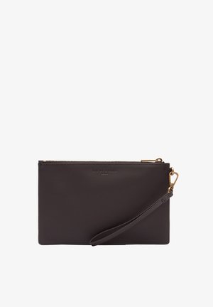 Dunkelbraune Leder-Clutch mit strukturierter Oberfläche, Reißverschlussverschluss und einem Handgelenkriemen. Mit Logo-Prägung auf der Vorderseite.