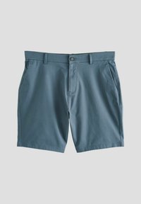 Pantalones cortos para hombre en una mezcla de algodón azul claro, con cierre de botón, dos bolsillos laterales y un diseño de corte recto. Textura suave y mate.