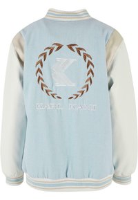 Svetlomodrá bomber bunda s krémovými koženými rukávmi. Obsahuje vyšívané logo, vavrínový dizajn a pruhovaný rebrovaný golier a manžety.