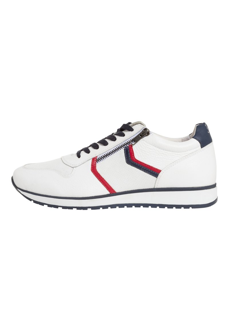 Fehér sneaker fekete fűzőkkel és oldalsó cipzárral; piros és sötétkék díszítésekkel, texturált hálós felsőrésszel és fehér gumitalppal rendelkezik.