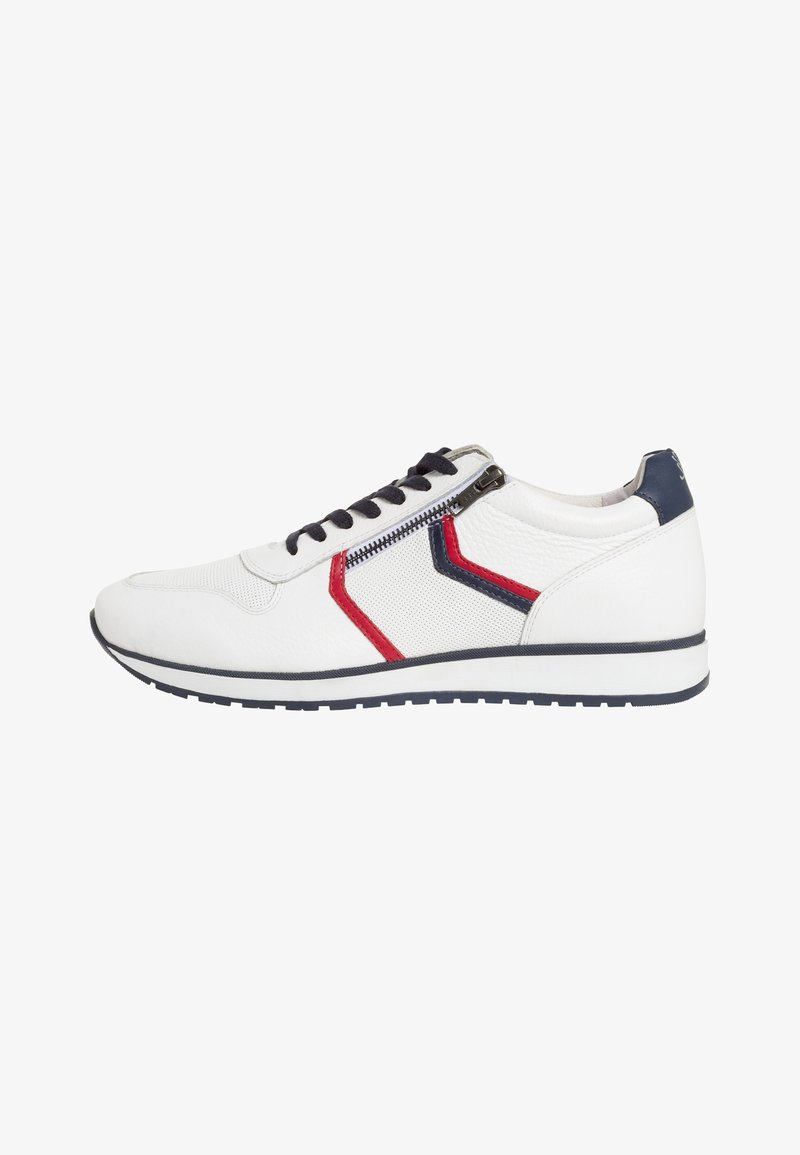 Weißer Sneaker mit schwarzen Schnürsenkeln und einem seitlichen Reißverschluss; verfügt über rote und marineblaue Akzente, ein strukturiertes Mesh-Obermaterial und eine weiße Gummisohle.
