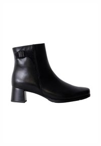 Zwarte leren enkelboot met een vierkante neus, een gematigde blokhak en een gestructureerd zijpaneel met een decoratieve riem.