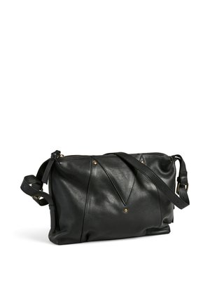 Sac à épaule en cuir noir avec une forme décontractée, présentant des détails de coutures verticales, une fermeture zippée et une bandoulière amovible.