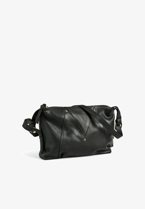 Sac à épaule en cuir noir avec une forme décontractée, présentant des détails de coutures verticales, une fermeture zippée et une bandoulière amovible.