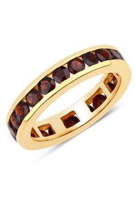 Bague en or avec des pierres précieuses de couleur grenat disposées en rangée. Surface lisse avec une finition polie et des découpes sur les côtés.