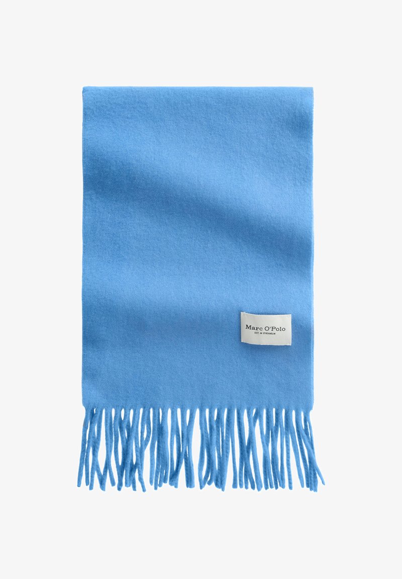 Scarf in lana blu chiaro con estremità frangiate e un'etichetta bianca del marchio Marc O'Polo cucita vicino a un bordo.