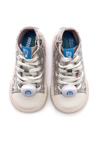 Las zapatillas altas plateadas presentan un patrón caprichoso, una puntera de goma blanca, suela rosa y cordones texturizados con un detalle de cierre de botón.