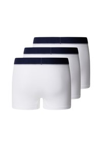 Drie witte boxershorts voor mannen met donkerblauwe taillebanden, gestapeld en gekanteld om de achterkant te tonen.