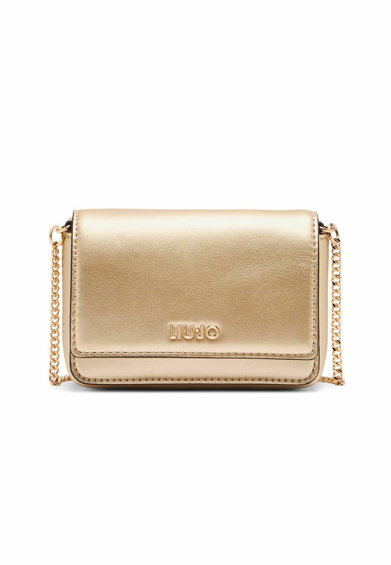 Borsa a tracolla metallica dorata in finta pelle testurizzata con chiusura a pattina. Presenta una tracolla in catena dorata e un logo embossato sulla parte anteriore.