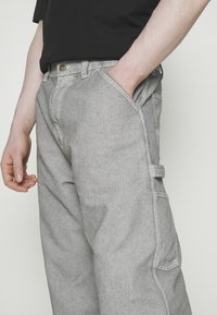 Carhartt WIP Vaqueros estilo carpintero - black denim