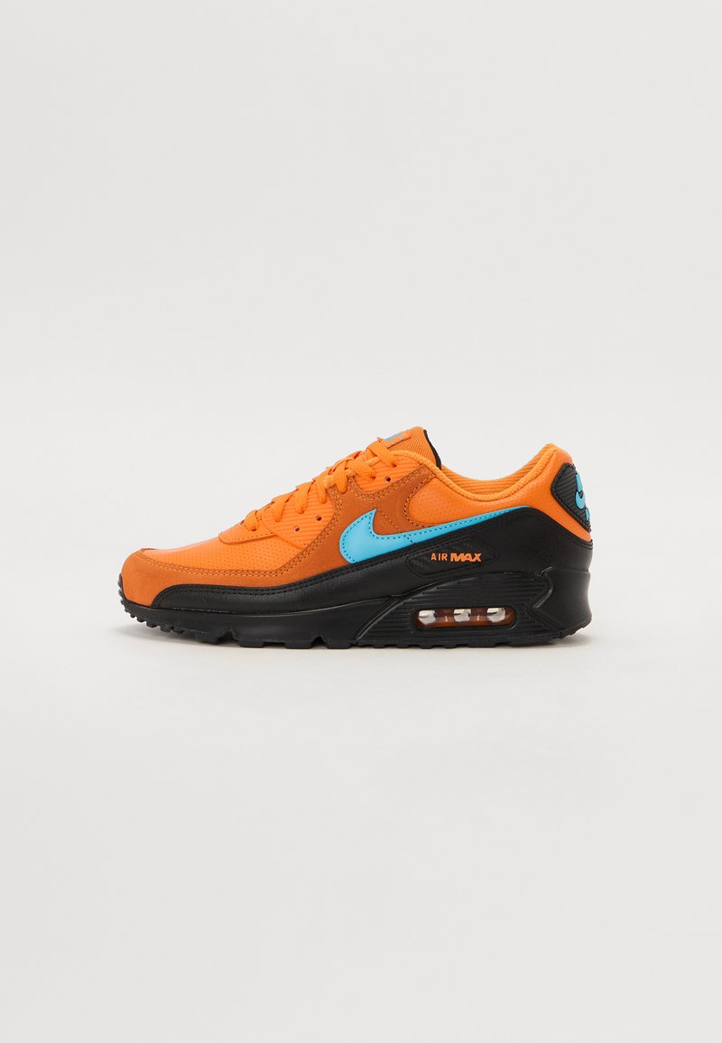 Oransje og svart Nike Air Max joggesko med blå swoosh-logo, synlig luftpute i sålen og snøring, vist fra siden.