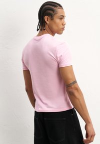 YOURTURN UNISEX - Triko s potiskem - pink