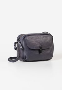 Borsa a tracolla in pelle di colore viola scuro, forma rettangolare, con chiusura a patta, tasca frontale e tracolla regolabile. Texture morbida con dettagli in oro.