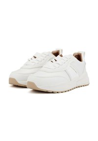 Sneaker bianche con tomaia in pelle liscia, design con lacci, linguetta imbottita e suola in gomma con battistrada beige.