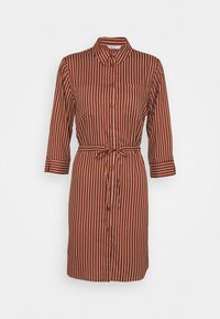Robe chemise rayée marron avec col, manches longues, fermeture à boutons sur le devant et taille nouée, dotée d'une poche poitrine et de rayures blanches contrastantes.