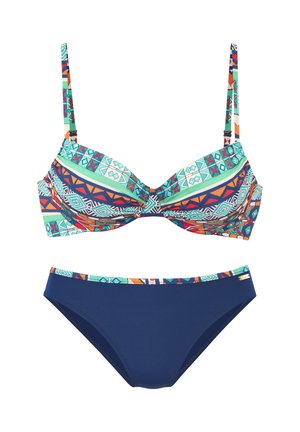 Zweiteiliger Bikini mit einem mehrfarbigen, geometrisch gemusterten Oberteil und unifarbenen marineblauen Höschen mit gemustertem Taillenbund.