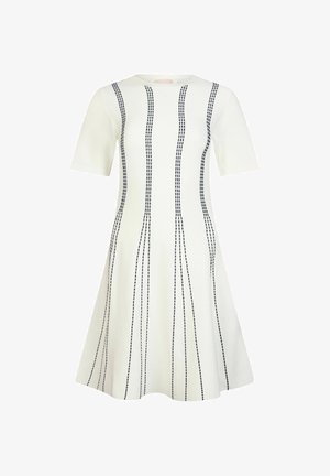 Rochie albă cu mâneci scurte, până la genunchi, cu fustă evazată și dungi negre verticale despărțite uniform pe partea din față.