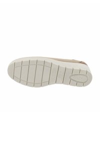 Suela de zapatilla beige claro con goma blanca texturizada. Presenta ranuras para tracción y detalles de logotipo en relieve. Diseño minimalista de perfil bajo.