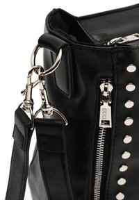Schwarze Kunstledertasche mit silberner Hardware, Reißverschlussdetails und silbernen Nieten. Verfügt über einen verstellbaren Träger und eine strukturierte Oberfläche.