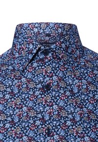 Koszula w kwiaty na granatowym tle, ozdobiona białymi i czerwonymi kwiatami. Z kołnierzykiem i dwoma granatowymi guzikami przy szyi.
