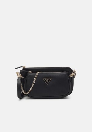 Sac bandoulière noir Guess avec poche avant zippée, bandoulière chaîne dorée et plaque logo triangulaire sur fond blanc uni.