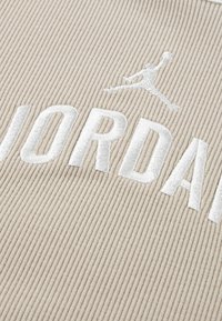 Jordan SEMI CROPPED TEE - Marškinėliai su spaudiniu - sanddrift