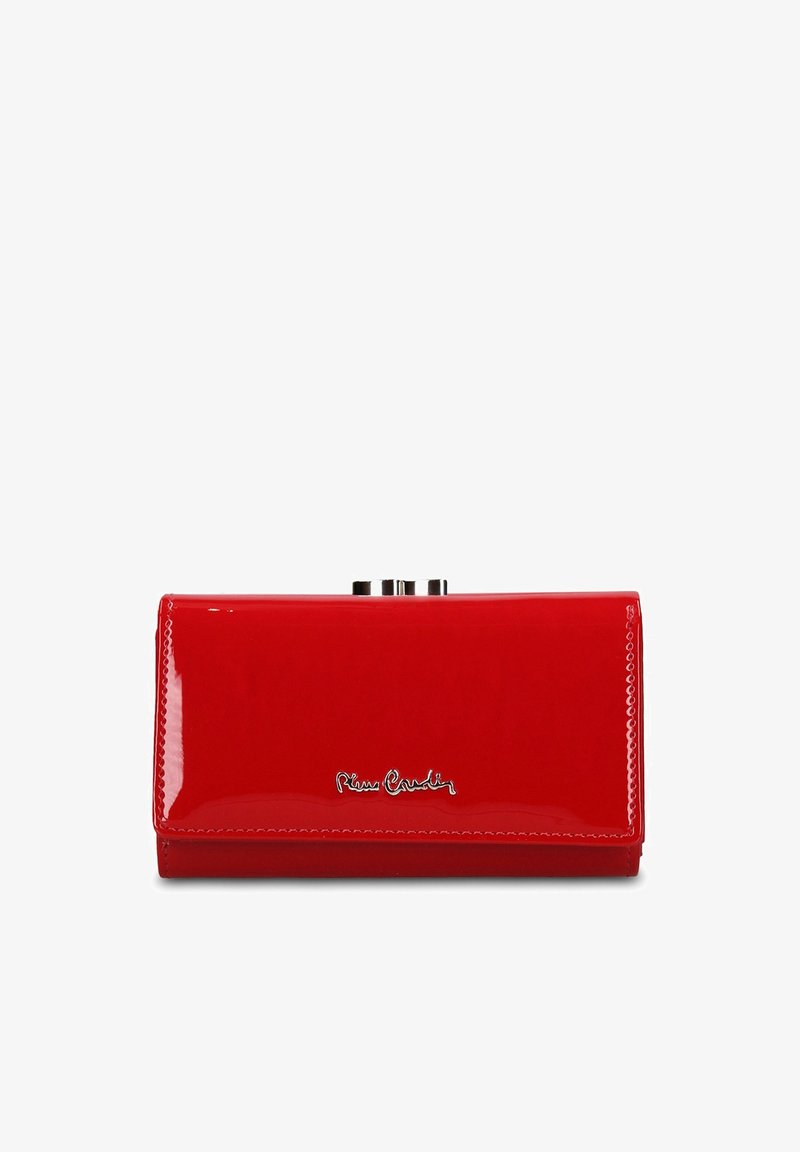 Rode clutch van lakleer met een slank rechthoekig ontwerp, voorzien van een zilveren sluiting en een decoratief logo aan de voorkant. Gladde, glanzende afwerking.