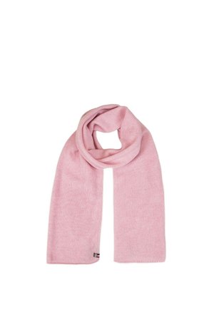 Écharpe en laine rose douce pliée avec une boucle en haut, montrant une petite étiquette de marque noire sur le bord inférieur.