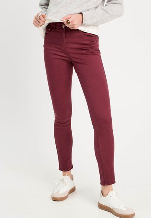 Jean skinny bordeaux en tissu mélangé coton ; doté de cinq poches, d'une fermeture à bouton à l'avant et d'un léger extensibilité pour le confort.