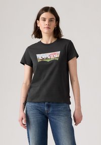 Svart bomulls T-skjorte med et fargerikt Levi's-logo grafikk foran. Korte ermer og rund hals fullfører designet.