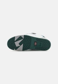 Globe SABRE - Trainers - white/green