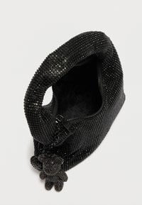 Mustast helmestega kotike ümarate servadega, tõmblukuga ja tekstuurse pinnaga. Tõmbluku küljes ripub väike karu ripats.